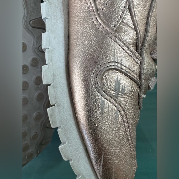 Reebok Classic Leather Melted Metal
Pearl/Rose Gold Metallic Sneakers - Picture 9 of 15
